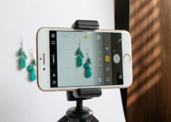 Analysis of Video Stabilization Techniques in Mobile Phone Photography