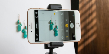 Analysis of Video Stabilization Techniques in Mobile Phone Photography