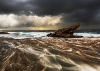 How to Capture Dramatic Sea Waves: Dynamic Freezing Photography Tips
