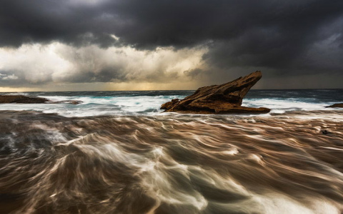 How to Capture Dramatic Sea Waves: Dynamic Freezing Photography Tips