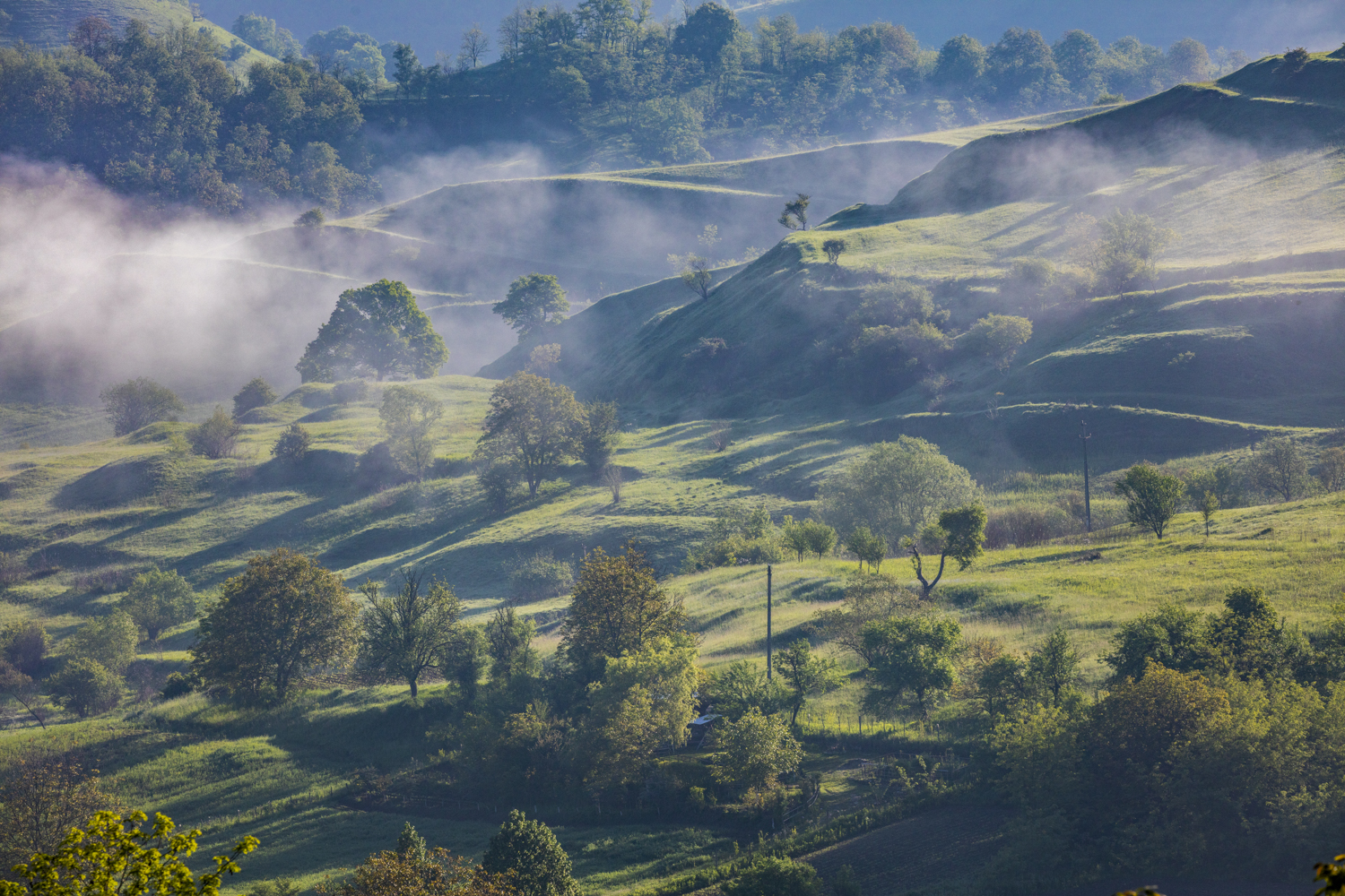 How to Combine Rural Buildings and Natural Scenery in Photography for Breathtaking Results