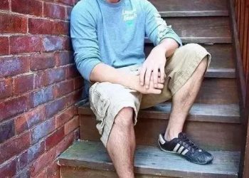 Pose on Camera: The Art of Self – Presentation