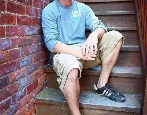 Pose on Camera: The Art of Self – Presentation